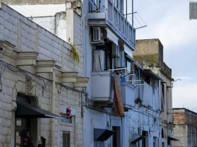 Una delle poche case ristrutturate della zona